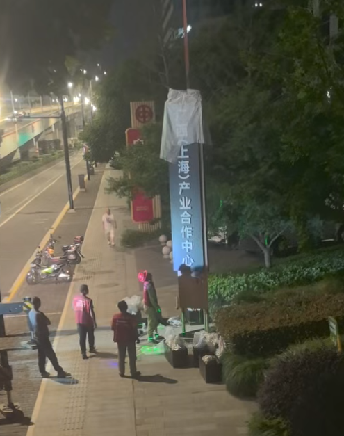夜间门头光效参考:发光招牌与建筑夜景