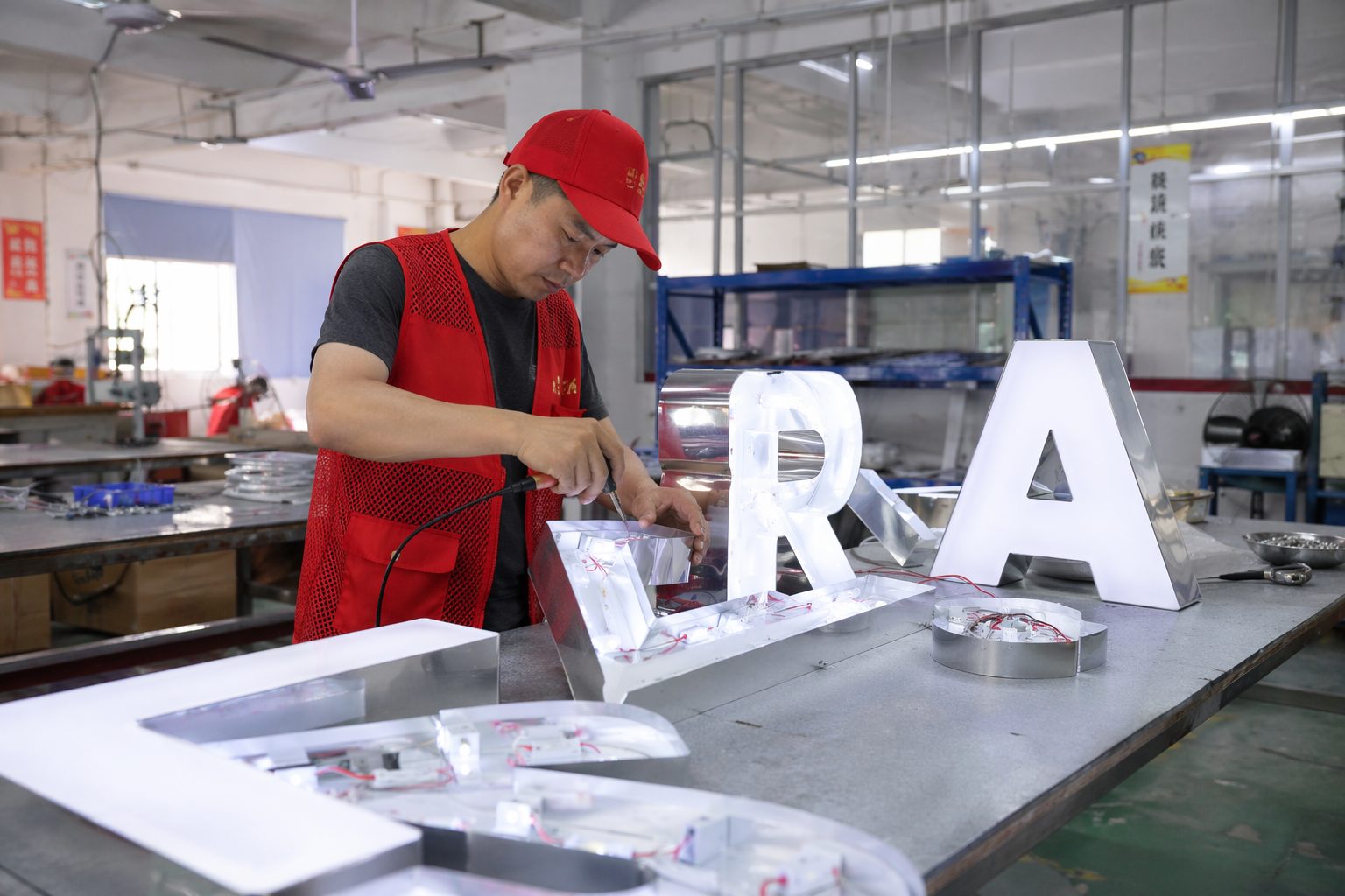 工厂制作发光字:材料与工艺决定成本大头